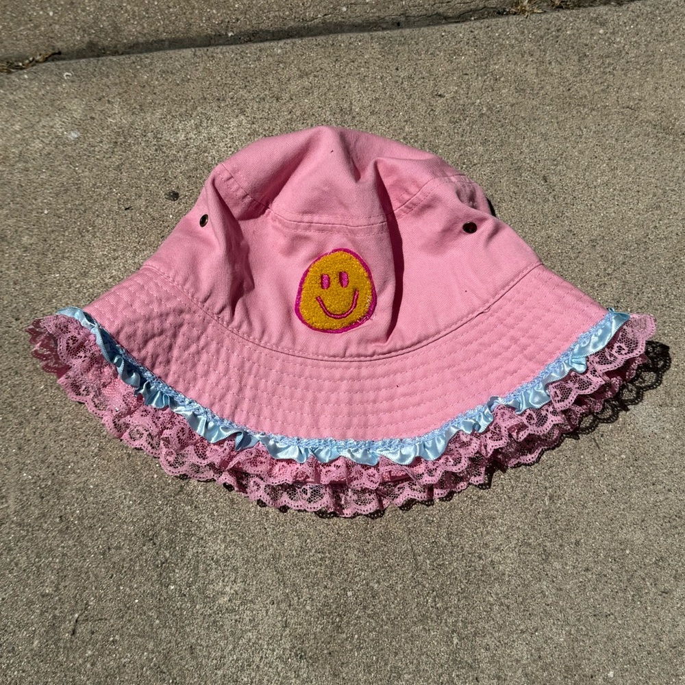 Smiley Face Lace Trim Bucket Hat – S/M